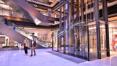 Varşova, Polonya. 5 Kasım 2022. Fabryka Norblina. Sanayi sonrası mimarinin incisi olan bölge, ofisleri, dükkanları ve restoranları olan şehrin yeni bir kısmına dönüştü.. 