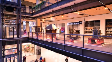 Varşova, Polonya. 5 Kasım 2022. Fabryka Norblina. Sanayi sonrası mimarinin incisi olan bölge, ofisleri, dükkanları ve restoranları olan şehrin yeni bir kısmına dönüştü.. 