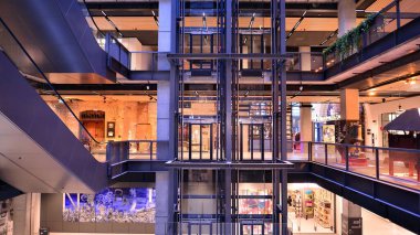 Varşova, Polonya. 5 Kasım 2022. Fabryka Norblina. Sanayi sonrası mimarinin incisi olan bölge, ofisleri, dükkanları ve restoranları olan şehrin yeni bir kısmına dönüştü.. 