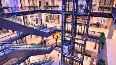 Varşova, Polonya. 5 Kasım 2022. Fabryka Norblina. Sanayi sonrası mimarinin incisi olan bölge, ofisleri, dükkanları ve restoranları olan şehrin yeni bir kısmına dönüştü.. 