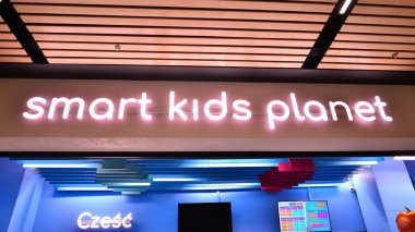 Varşova, Polonya. 5 Kasım 2022. Fabryka Norblin. Sanayi sonrası mimarinin incisi olan bölge, ofisleri, dükkanları ve restoranları olan şehrin yeni bir kısmına dönüştü. Akıllı Çocuklar Gezegeni