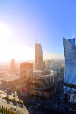 Varşova, Polonya. 6 Kasım 2022. Varşova şehrinin havadan görünüşü Kültür ve Bilim Sarayı 'nın 30. katındaki terastan.. 