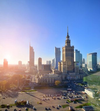 Varşova, Polonya. 6 Kasım 2022. Varşova şehir merkezinin finans bölgesinde gökdelenler.