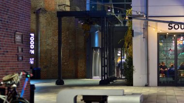  Varşova, Polonya. 23 Kasım 2022. Wola 'daki Fabryka Norblina. Sanayi sonrası mimarinin incisi olan bölge, ofisleri, dükkanları ve restoranları olan şehrin yeni bir kısmına dönüştü.