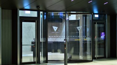 Varşova, Polonya. 23 Kasım 2022. Varşova 'nın merkezinde akşam hayatı. Varso ofis binasının lobisinin büyük pencereleri ve geceleri modern ofis binasının boş koridorları.