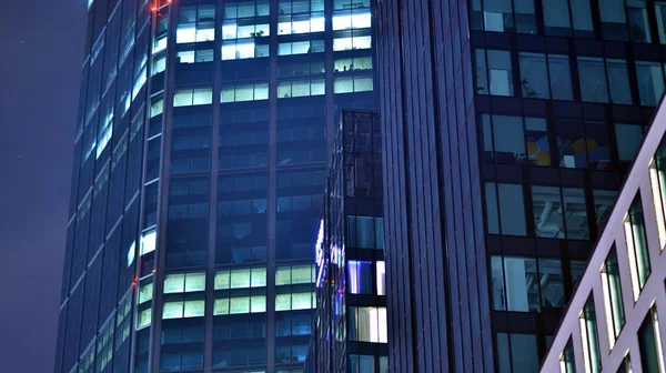 Geceleri Şehirdeki Modern Ofis Binası Bir Şirket Binasının Aydınlatılmış Ofislerine — Stok fotoğraf