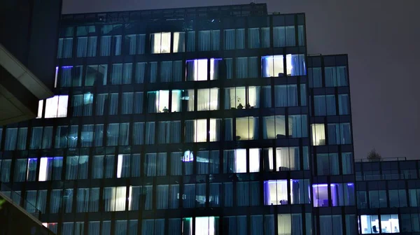 Modern Irodaház Városban Éjszaka Kilátás Egy Vállalati Épület Megvilágított Irodáira — Stock Fotó