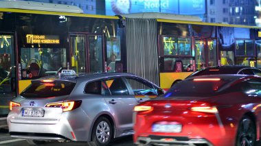 Varşova, Polonya. 23 Kasım 2022. Varşova 'nın merkezinde akşam hayatı. Sokakta arabalar. Gece şehir sokak ışıkları.