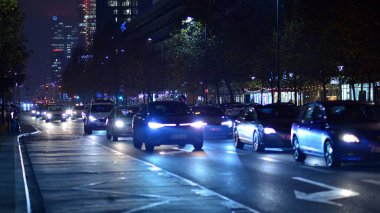 Varşova, Polonya. 23 Kasım 2022. Varşova 'nın merkezinde akşam hayatı. Sokakta arabalar. Gece şehir sokak ışıkları.