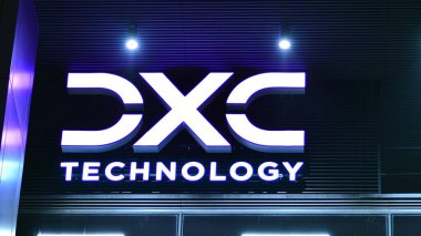 Varşova, Polonya. 23 Kasım 2022. Varşova 'nın merkezinde akşam hayatı. DXC Teknoloji 'yi imzalayın. Şirket tabelaları DXC Teknolojisi.