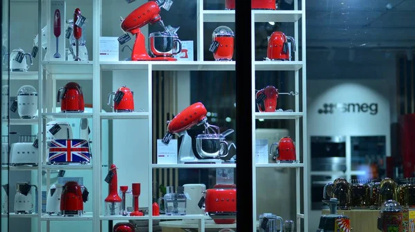 波兰华沙 2022年11月23日华沙市中心的夜生活 Smeg商店橱窗 斯梅格是一家意大利高档家用电器制造商 — 图库照片