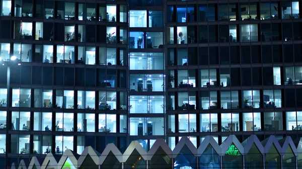 Moderno Edificio Oficinas Ciudad Por Noche Vista Las Oficinas Iluminadas —  Fotos de Stock