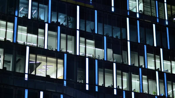 Moderno Edificio Oficinas Ciudad Por Noche Vista Las Oficinas Iluminadas —  Fotos de Stock