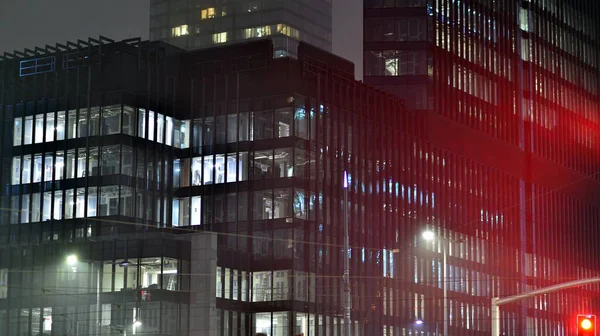 Edifício Escritórios Moderno Cidade Noite Vista Escritórios Iluminados Edifício Corporativo — Fotografia de Stock