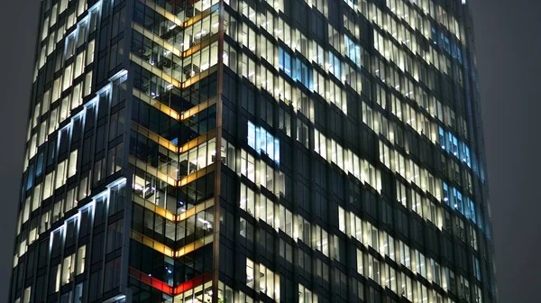 Сучасна Офісна Будівля Місті Вночі Вид Освітлені Офіси Корпоративного Будинку — стокове фото