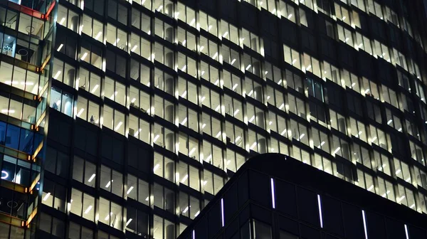 도시에 현대식 사무실 건물의 밝아지는 사무실을 구경하라 유리와 강철로 건물의 — 스톡 사진