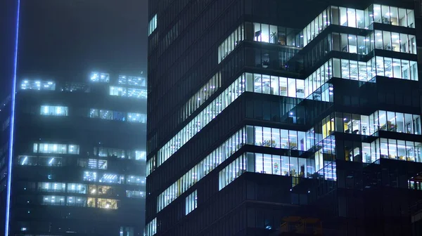 도시에 현대식 사무실 건물의 밝아지는 사무실을 구경하라 유리와 강철로 건물의 — 스톡 사진