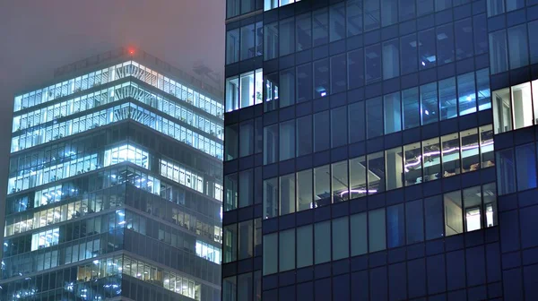 Moderno Edificio Oficinas Ciudad Por Noche Vista Las Oficinas Iluminadas — Foto de Stock