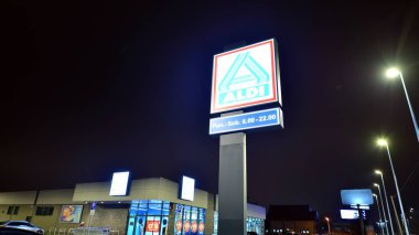 Varşova, Polonya. 29 Kasım 2022. Alman gıda zinciri Aldi 'nin bir süpermarketinin gece görüşü.