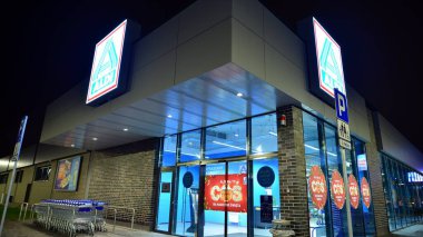Varşova, Polonya. 29 Kasım 2022. Alman gıda zinciri Aldi 'nin bir süpermarketinin gece görüşü.