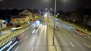 Varşova, Polonya. 29 Kasım 2022. Gece otobanında arabalar hareket ediyor.. 