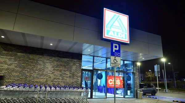 Varşova, Polonya. 29 Kasım 2022. Alman gıda zinciri Aldi 'nin bir süpermarketinin gece görüşü.