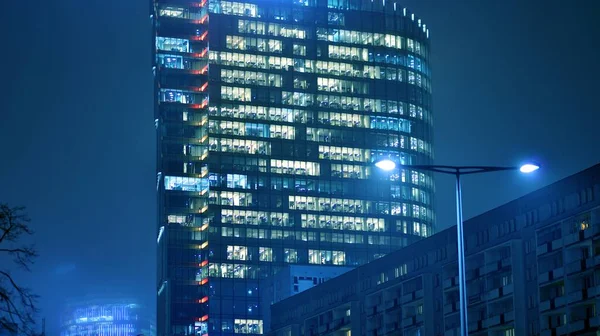 Padrão Edifícios Escritórios Janelas Iluminadas Noite Arquitetura Vidro Edifício Corporativo — Fotografia de Stock