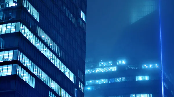 Muster Der Fenster Von Bürogebäuden Die Nachts Beleuchtet Sind Glasarchitektur — Stockfoto