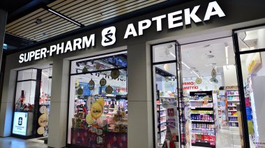 Varşova, Polonya. 1 Aralık 2022. Fabryka Norblina. Süper Çiftlik Apteka 'yı imzala. Şirket tabelası Super Farm Apteka.