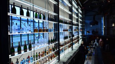 Varşova, Polonya. 1 Aralık 2022. Moxo restoranının içi. Müzik kulübüyle özel bir restoranın birleşimi..