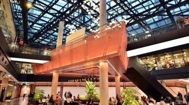 Varşova, Polonya. 1 Aralık 2022. Cambridge Yenilik Merkezi 'nin içi. CIC Varşova, AB 'nin en yüksek gökdeleni Varso Tower' ı iyi bilen bir ticari kompleks olan Varso Place 'de bulunuyor..