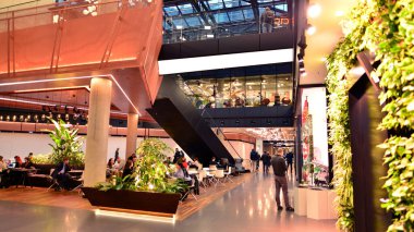 Varşova, Polonya. 1 Aralık 2022. Cambridge Yenilik Merkezi 'nin içi. CIC Varşova, AB 'nin en yüksek gökdeleni Varso Tower' ı iyi bilen bir ticari kompleks olan Varso Place 'de bulunuyor..