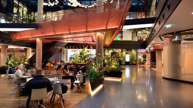 Varşova, Polonya. 1 Aralık 2022. Cambridge Yenilik Merkezi 'nin içi. CIC Varşova, AB 'nin en yüksek gökdeleni Varso Tower' ı iyi bilen bir ticari kompleks olan Varso Place 'de bulunuyor..