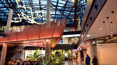 Varşova, Polonya. 1 Aralık 2022. Cambridge Yenilik Merkezi 'nin içi. CIC Varşova, AB 'nin en yüksek gökdeleni Varso Tower' ı iyi bilen bir ticari kompleks olan Varso Place 'de bulunuyor..