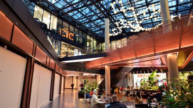 Varşova, Polonya. 1 Aralık 2022. Cambridge Yenilik Merkezi 'nin içi. CIC Varşova, AB 'nin en yüksek gökdeleni Varso Tower' ı iyi bilen bir ticari kompleks olan Varso Place 'de bulunuyor..