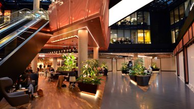 Varşova, Polonya. 1 Aralık 2022. Cambridge Yenilik Merkezi 'nin içi. CIC Varşova, AB 'nin en yüksek gökdeleni Varso Tower' ı iyi bilen bir ticari kompleks olan Varso Place 'de bulunuyor..