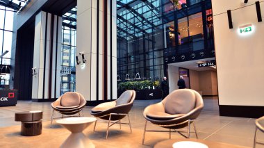 Varşova, Polonya. 1 Aralık 2022. Cambridge Yenilik Merkezi 'nin içi. CIC Varşova, AB 'nin en yüksek gökdeleni Varso Tower' ı iyi bilen bir ticari kompleks olan Varso Place 'de bulunuyor..