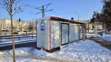 Varşova, Polonya. 14 Aralık 2022. Büyük bir şehrin kış sokağında insanlar sıcak bir şekilde yürür..