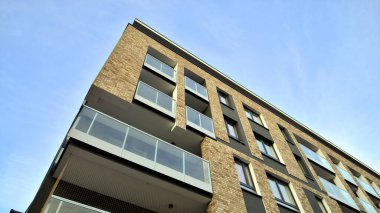 Konut kompleksindeki daireler. Modern evdeki konut binası. Emlak yatırımının mimarisi. ve mimari detaylar. Şehir soyutu - apartmanın pencereleri.