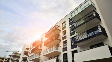 Konut kompleksindeki daireler. Modern evdeki konut binası. Emlak yatırımının mimarisi. ve mimari detaylar. Şehir soyutu - apartmanın pencereleri.