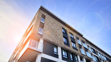 Konut kompleksindeki daireler. Modern evdeki konut binası. Emlak yatırımının mimarisi. ve mimari detaylar. Şehir soyutu - apartmanın pencereleri.