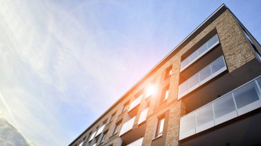 Konut kompleksindeki daireler. Modern evdeki konut binası. Emlak yatırımının mimarisi. ve mimari detaylar. Şehir soyutu - apartmanın pencereleri.