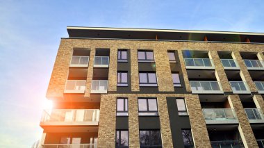 Konut kompleksindeki daireler. Modern evdeki konut binası. Emlak yatırımının mimarisi. ve mimari detaylar. Şehir soyutu - apartmanın pencereleri.