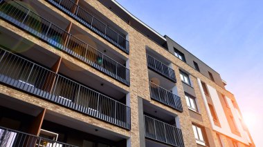 Konut kompleksindeki daireler. Modern evdeki konut binası. Emlak yatırımının mimarisi. ve mimari detaylar. Şehir soyutu - apartmanın pencereleri.