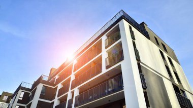 Konut kompleksindeki daireler. Modern evdeki konut binası. Emlak yatırımının mimarisi. ve mimari detaylar. Şehir soyutu - apartmanın pencereleri.