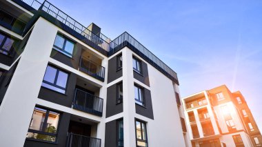 Konut kompleksindeki daireler. Modern evdeki konut binası. Emlak yatırımının mimarisi. ve mimari detaylar. Şehir soyutu - apartmanın pencereleri.