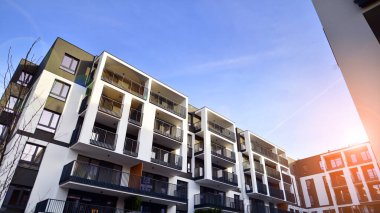 Konut kompleksindeki daireler. Modern evdeki konut binası. Emlak yatırımının mimarisi. ve mimari detaylar. Şehir soyutu - apartmanın pencereleri.