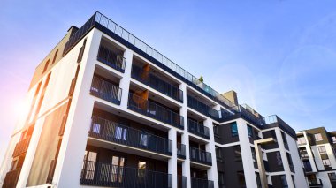 Konut kompleksindeki daireler. Modern evdeki konut binası. Emlak yatırımının mimarisi. ve mimari detaylar. Şehir soyutu - apartmanın pencereleri.