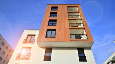 Konut kompleksindeki daireler. Modern evdeki konut binası. Emlak yatırımının mimarisi. ve mimari detaylar. Şehir soyutu - apartmanın pencereleri.