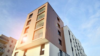 Konut kompleksindeki daireler. Modern evdeki konut binası. Emlak yatırımının mimarisi. ve mimari detaylar. Şehir soyutu - apartmanın pencereleri.